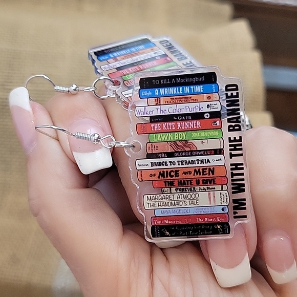 🔥Last Pair🔥 Banned Books Earrings - Picture 4 of 7